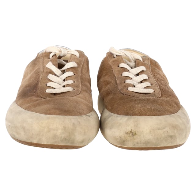VINTAGE, RRP WIE NEU  
Die Golden Goose Space Star Sneaker aus braunem Wildleder sind der Inbegriff von mühelosem Coolness mit einem Hauch von urbanem Luxus. Hergestellt aus reichhaltigem, geschmeidigem Wildleder, präsentieren sich diese Sneaker in einem abgenutzten, vintage-inspirierten Look, der ihnen einen einzigartigen Charme verleiht. Der kontrastierende metallische Stern an der Seite setzt ein mutiges, markantes Detail, während die gepolsterte Sohle für Komfort bei jedem Schritt sorgt. Mit ihrem entspannten und gleichzeitig stilvollen Design kombinieren diese Sneaker mühelos High Fashion mit Streetwear-Flair und sind die perfekte Ergänzung für jede lässige Garderobe. Erhebe dein Sneaker-Spiel mit dem unverwechselbaren Charme und der hochwertigen Handwerkskunst von Golden Goose.  

Golden Goose Space Star Sneaker aus braunem Wildleder  

Zustand: Sehr gut  
Abnutzungserscheinungen: Geringe Abnutzungserscheinungen  
Verpackung: Box, Staubbeutel  
Farbe: Braun  
Material: Wildleder | Wildleder  
Größe: EU | 43/UK9/US10  
Maße: Absatzhöhe: 50; Einlegesohlenlänge: 340  
SKU: MRPPUGBSH446559M