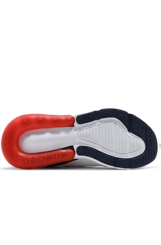 Die Nike Air Max 270 Turnschuhe haben ein federleichtes, gestricktes Obermaterial, das deine Füße kühl und bequem hält, während die Max Air-Einheit in der Ferse für dauerhafte Dämpfung sorgt, die durch ein übergroßes Air-Fenster für einen zusätzlichen Hauch von Stil angezeigt wird. Die flexible Innensohle und die bootie-ähnliche Konstruktion des Schuhs sorgen für eine individuelle Passform, und die weiche Schaumstoff-Zwischensohle garantiert ein unglaublich weiches Laufgefühl. - -. Mit einer praktischen Zuglasche an der Ferse und einer robusten Gummilaufsohle sind diese Schuhe ebenso praktisch wie stylisch. Diese Version ist eine Hommage an die reiche Air Max-Tradition von Nike, die auf die revolutionäre Air-Technologie von 1978 und den ikonischen sichtbaren Air Max 1 von 1987 zurückgeht.