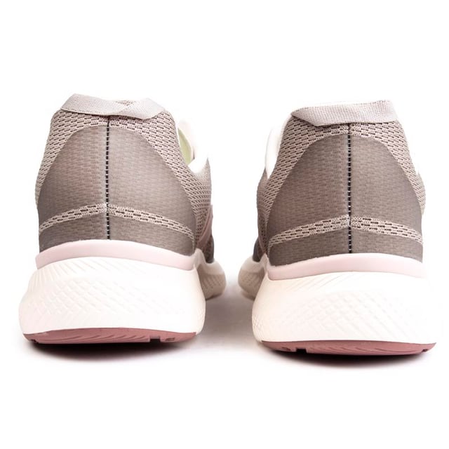 Veja's Impala Engineered Mesh trainers zijn veelzijdig. ecotreaded trainer. Ze zijn ontworpen om duurzaam en comfortabel te zijn. plus. ze zijn milieuvriendelijk. Deze sneakers in natuurlijke hardloopstijl hebben een bovenmateriaal van gerecyclede flessen met een lichtroze V-logo. voering van biologisch katoen en een stevige witte rubberen zool.