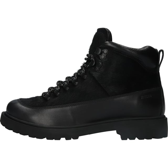 Boots der Marke Blackstone. In der Farbe BLACK. Hergestellt aus Leather mit einem Futter aus Sheepskin. Dieser Schuh ist mit einer Profile Sohle gefertigt.