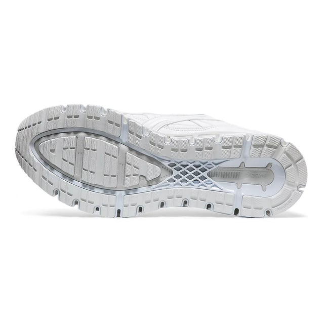 Deze sportschoenen bieden een perfecte balans tussen stijl, comfort en prestaties voor mannen die op zoek zijn naar een topsportschoen.


Ontworpen met een vetersluiting, bieden deze sportschoenen een veilige en aanpasbare pasvorm, zodat je de strakheid naar wens kunt aanpassen. Het gladde bovenwerk van wit leer voegt een vleugje verfijning en duurzaamheid toe aan het algehele ontwerp, waardoor deze sportschoenen geschikt zijn voor zowel sportactiviteiten als vrijetijdskleding.



Deze sportschoenen zijn uitgerust met de bekende Gel cushioning-technologie van Asics en bieden uitzonderlijke schokdemping en demping. De Gel technologie dempt de impactkrachten bij hielstoten, waardoor je bij elke stap soepel en comfortabel loopt. De 360 graden Gel demping zorgt voor optimale ondersteuning en comfort over de hele voet.


De sportschoenen hebben een duurzame rubberen buitenzool die uitstekende tractie biedt op verschillende ondergronden en zorgt voor stabiliteit en grip tijdens je workouts of dagelijkse activiteiten. Dit vergroot je zelfvertrouwen en vermindert het risico op uitglijden of vallen.


Met de focus op comfort hebben de Gel-Kayano 5 360 trainers een gewatteerde kraag en tong voor extra demping en ondersteuning. De ademende stoffen voering helpt je voeten koel en droog te houden, zelfs tijdens intensieve trainingssessies.


Of je nu gaat sporten, hardlopen of gewoon door de stad slentert, de Asics Gel-Kayano 5 360 Lace-Up Wit Glad Leer Herentrainers zijn een stijlvolle en betrouwbare keuze. Ervaar de perfecte mix van stijl en prestaties met deze hoogwaardige sportschoenen. Stap in een wereld van comfort en stijl.