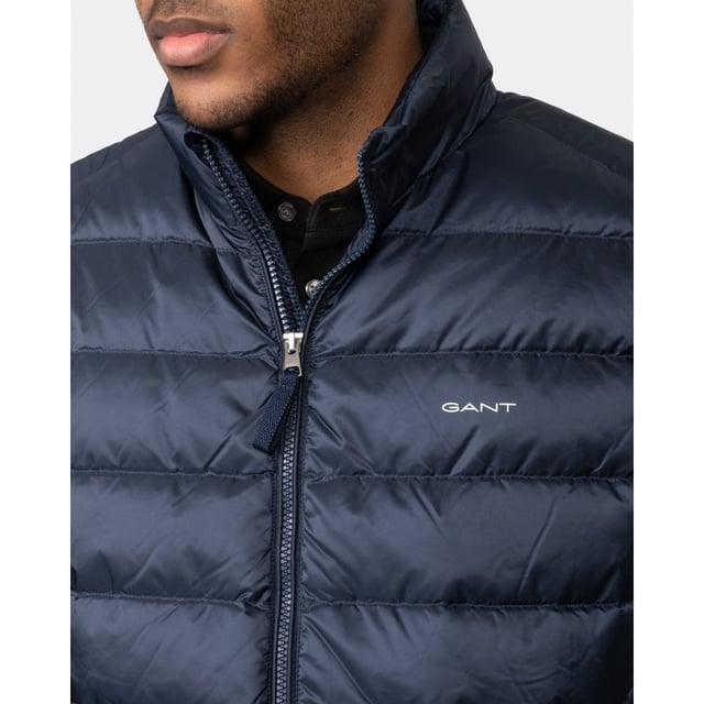 Crafted in a lightweight recycled polyester with a water-repellent finish, this Light Down Vest adds a perfect layer of warmth when the temperatures suddenly drop. With a length that falls slightly above the hips, interior zip and patch pockets and its straight channel quilting, this vest is a must-have for cooler mornings or evenings out after sundown.
Regular fit  Printed logo at chest  Water-repellent  Fully lined
Shell - Recycled Polyester 100%, Lining - Recycled Polyester 100%, Padding - Down 90%, Feathers 10%
7006299