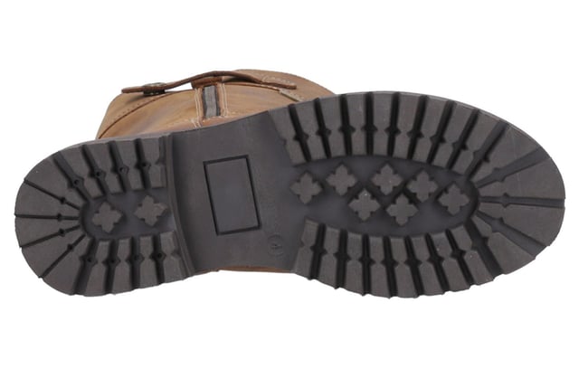 The Bushcombe boot is a stylish and practical addition to your country wardrobe. Made with smooth waterproof leather uppers and cosy faux fur linings, it ensures your feet stay warm and dry all winter. The side zip opening and clasp detail provide ease and elegance, while the leather detailing at the top and chunky outsole add a rugged, country-inspired finish. Perfect for tackling winter in style and comfort.- Waterproof leather upper
- Faux fur lining
- Side zip opening & clasp detailing
- Chunky outsole
- Cotswold branding