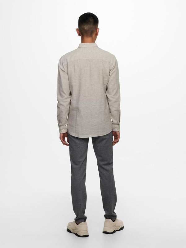 Caiden Langarmhemd
Hier ist ein schönes Hemd von Only & Sons. Es ist aus schönem Material gefertigt und hat ein tolles Design, das es für das ganze Jahr und für verschiedene Anlässe geeignet macht.
Sie sehen das Caiden Long Sleeve Shirt in Grau, einer neutralen Farbe, die perfekt für den Alltag ist.

 Welche Größen sind für das Caiden Long Sleeve Shirt erhältlich?
Das Caiden Long Sleeve Shirt ist in den Größen S, M, L, XL und 2XL erhältlich, die für Männer geeignet sind.

 Über Only & Sons
TeeShoppen bietet eine große Auswahl an Kleidung von Only & Sons. Only & Sons bietet hochwertige Produkte aus bequemen Materialien, die den ganzen Tag getragen werden können.