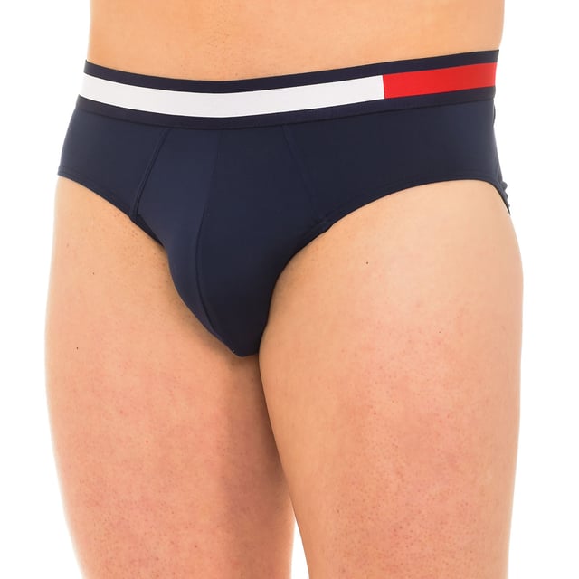 Slip Tommy Hilfiger.
Color Azul marino
Cinturilla de goma elástica.
Tejido cómodo y transpirable.
Frontal anatómico, con capacidad de sujetar sin apretar.
Costuras vistas a tono.

Composición:
- 91% Poliamida- 9% Elastano.

 Instrucciones de lavado:
-Lavar a temperatura máx. 40ºC.
-No usar lejía.
-Admite lavado en seco.
-Permite utilizar secadora.
-Planchar a temperatura máx. 130ºC.