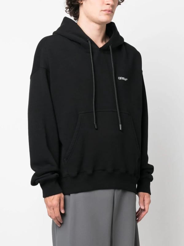 El motivo reconocible al instante de Off-White, la Flecha, adorna la parte posterior de esta sudadera con capucha de algodón negra en una versión descolorida de 'Scratch' en tonos blancos, un guiño a la afinidad de la marca por la logomanía y los estampados gráficos atrevidos.