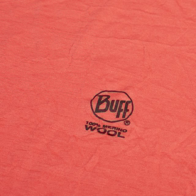 Originales multifunktionales Höschen Buff, das Vielseitigkeit und Komfort bei jeder Outdoor-Aktivität bietet.

 Hauptmerkmale:

 - Multifunktional, kann als Schal, Stirnband, Maske, Mütze oder Bandana verwendet werden.
 -Unisex.
 - Elastischer Halstuch.
 - Vielseitig.
 - Schlauchförmiger Buff ohne Nähte, sorgt für eine bequeme Passform und beugt Hautirritationen vor.
 - Hergestellt aus hochwertigen Materialien.
 - Schützt vor Kälte, Wind und Sonne und eignet sich perfekt für Outdoor-Sportarten.
 - Einheitsgröße.
 - Für Erwachsene konzipiert.
 - Ideal zum Tragen das ganze Jahr über.
 - Erhältlich in einer Vielzahl von Farben und Drucken mit dem Buff-Logo, das die Qualität der Marke hervorhebt.

 Ein funktionelles und praktisches Kleidungsstück für alle, die bei jedem Abenteuer Komfort und Schutz suchen.
 Maßnahmen: 22,8 x 63,5 cm
 Komposition: 100 % Wolle
 Pflege:
- Maschinenwäsche max. bei 40 °C.
 - Vermeiden Sie die Verwendung von Weichspülern.
 - Verwenden Sie kein Bleichmittel.
 - Benutzen Sie keinen Trockner.
 - Kein Bügeln.
