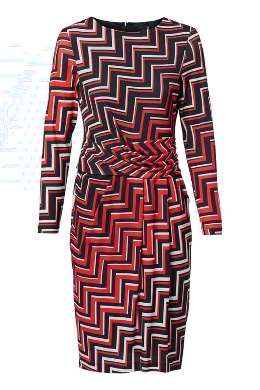 Ontdek de Mart Visser jersey print jurk, genaamd de Eloise. Deze jurk belichaamt stijl en comfort perfect. Het is een echte aanrader vanwege de opvallende contrastrijke print en de kreukvrije jerseykwaliteit die zijdezacht aanvoelt. De stof is bedrukt met een grafische en kleurrijke zigzagprint in rood, wit en zwart, wat een uniek en flatterend effect creëert. De damesjurk biedt heerlijk draagcomfort dankzij de mix van elastaan en polyester, waardoor je je vrij kunt bewegen. De gedrapeerde tailleband flatteert perfect rondom de buik en heupen. Deze knielange jurk heeft een voering met een fijne stretch, sluit met een blinde ritssluiting aan de achterzijde en heeft lange mouwen. Geschikt voor zowel feestelijke als zakelijke gelegenheden. Maak je vrouwelijke en moderne look compleet met een zwart jack en elegante hakken! Ontdek ook de Caitlin print top met dezelfde opvallende print.