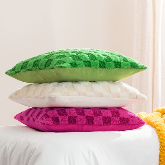 Give your area a bold boost, from dreamy cream for a neutral effect to stunning hues that bring the drama! Check out this fantastic cushion, which comes in a variety of brilliant hues and has a great 3D-type design. This cushion, made of incredibly soft boucle fleece, adds instant charm to your living space. Size: 45 x 45cm