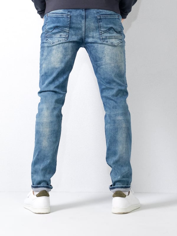 De Seaham Slim Fit jeans is onze absolute bestseller. De Seaham is een 6-pocket model, dankzij het verborgen tweede coinpocket. Gemaakt van comfortabel stretchdenim en is uitgevoerd in de nieuwe vintage wassing. Dit is een item uit onze Essential Collection en is verkrijgbaar in meerdere kleuren.Essentials CollectionSlim fitSmalle taille94% katoen, 3% polyester, 3% elastaan