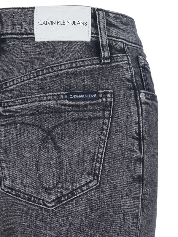 99% algodón, 1% elastano; pantalones cortos de mezclilla Calvin Klein; Modelo: J20J2163071BZ; Mano de obra de alta calidad; Mezcla de algodón suave; estilo "5 bolsillos"; Cierre: botón, cremallera; hebillas de cinturon; Detalles del logotipo de Calvin Klein Jeans