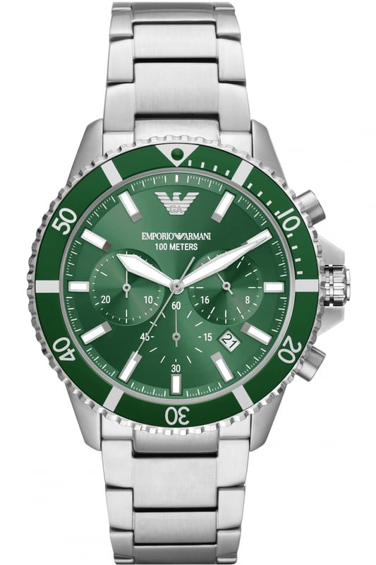 Deze Emporio Armani Diver Chronograph Horloge voor Mannen is het perfecte tijdsysteem om te dragen of als cadeau te geven. De zilveren ronde kast van 43 mm, gecombineerd met de comfortabele zilveren roestvrijstalen horlogeband, zorgt ervoor dat je optimaal kunt genieten van dit prachtige horloge zonder enige concessies. Aangedreven door een hoogwaardig kwartzuurwerk en waterdicht tot 10 bar, blijft je horloge tikken. Elegant - Sportief en modern ontwerp, perfect voor mannen en komt met een draaibare bezel. Het horloge heeft een kalenderfunctie: datum, stopwatch, 24-uursweergave, luminescerende wijzers en luminescerende cijfers. Hoogwaardige roestvrijstalen band van 21 cm lengte en 21 mm breed met een klapsluiting met drukknop. Kastdiameter: 43 mm, kastdikte: 12 mm, kastkleur: zilver en wijzerplaatkleur: groen.