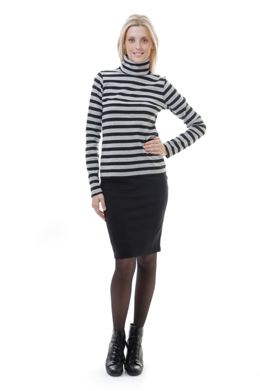 Top de rayas de cuello polo en negro y gris en tejido elástico. Manga larga.  Silueta entallada. Nuestra modelo mide 178 cm y lleva la talla 36. Medidas para la talla 38 (en cm):Busto-37; Largo del cuerpo-57; Cintura-36; Ancho de los hombros-34; Dobladillo-41,mangas-63. La prenda es entallada.