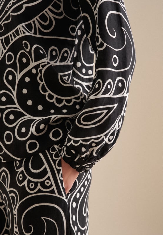 Vervollständigt Ihr Outfit und darf in keiner Garderobe fehlen: Diese Stehkragenbluse aus der "The Statement Prints" Kollektion von Seidensticker überzeugt durch feminine Eleganz. Leinen wird mit hoher Dichte gewebt und ergibt daher ein extrem widerstandsfähiges Material. In Kombination mit 100% Leinen ist sie bestens geeignet für pflegeleichte Business-Outfits. Durch ihren Schnitt in Modern fit liegt die Stehkragenbluse nicht so eng und eher leger an und schafft so einen optimalen Komfort beim Tragen. Das schicke Druck-Muster ist eine stilvolle Ergänzung. Zeitloser Chic gepaart mit modernem Selbstbewusstsein - eine elegante Bluse für viele Gelegenheiten. Bei dieser Langarm-Stehkragenbluse werden Stilsicherheit und Eleganz hervorgehoben. Ein Rundhals-Ausschnitt sowie ein Stehkragen betonen den nostalgisch-smarten Charakter. Edle Perlmuttknöpfe wirken als unaufdringliche Details.