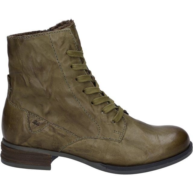 Entdecke die Eleganz und den unvergleichlichen Tragegenuss mit dem Sanja 01 von JOSEF SEIBEL, einer Stiefelette, die speziell für Damen designt wurde. In der ansprechenden Farbe oliv präsentiert sich dieses Modell als ein wahres Meisterwerk traditioneller Schuhkunst. Hergestellt aus feinstem Schafsleder in Nappa-Qualität und mit einem Obermaterial aus Leder, bietet der Sanja 01 eine perfekte Symbiose aus Ästhetik und Langlebigkeit. Das Innenleben zeichnet sich durch ein warm gefüttertes Textilfutter aus, das selbst an kalten Wintertagen für behagliche Wärme sorgt. Dank der herausnehmbaren Textilinnensohle lässt sich der Schuh auch mit einem eigenen orthopädischen Fußbett individuell anpassen, was den Wohlgefühl bei jedem Schritt maximiert. Der Sanja 01 steht auf einer schwarzen Sohle aus TR (Thermoplastischem Kautschuk), die sich nicht nur durch ihre gute Rutschfestigkeit und lange Haltbarkeit auszeichnet, sondern auch durch ihre Leichtigkeit im Vergleich zu herkömmlichen Gummisohlen. Ein charakteristischer Blockabsatz von 3 cm Höhe unterstreicht die elegante Silhouette, ohne dabei den Tragekomfort zu kompromittieren. Geschlossen wird der Schuh bequem mit einem Reißverschluss, was das An- und Ausziehen erleichtert. Ob bei der Arbeit, einem Dinner oder beim entspannten Spaziergang im Freien - der Sanja 01 ist der ideale Begleiter für diverse Anlässe im Zeichen der Streetwear. Die Produktion nach der AGO-Methode, eine moderne Fertigungsart, die das Oberteil des Leders mit der Innensohle verbindet und anschließend die Laufsohle aufklebt, verspricht eine leichte und formbeständige Beschaffenheit des Schuhs. Als Teil der Produktlinie Josef Seibel, die für ihren modernen Komfort und die Perfektion in Passform sowie Funktion bekannt ist, setzt der Sanja 01 auf hochwertige Materialien und eine Fertigung, die weit entfernt von Fast Fashion ist. Erlebe mit dem Sanja 01 nicht nur eine Bereicherung deines Schuhschranks, sondern auch die Freiheit, den Tag in vollen Zügen zu genießen, ohne dabei Kompromisse beim Wohlgefühl eingehen zu müssen.
