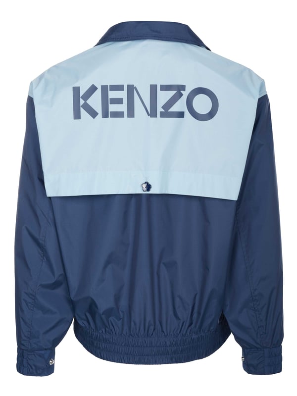 100% poliéster; chaqueta Kenzo; Modelo: 5BL156 9NA 77 01 P 226; Mano de obra de alta calidad; Ajuste extragrande; Cuello alto con capucha plegable; Cremallera oculta con tapeta con botones a presión; canesú trasero con forro de malla; Dos bolsillos laterales con cremalleras; Puños ajustables; Cintura elástica; Detalles del logotipo de Kenzo