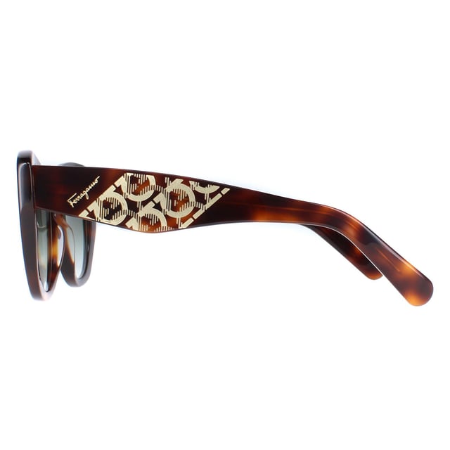 Las gafas de sol Salvatore Ferragamo SF1022S 214 gris tortuga degradado son unas finas monturas cat eye fabricadas en acetato ligero. El icónico logotipo de Salvatore Ferragamo está sutilmente grabado en las patillas, mostrando el toque característico de la marca.