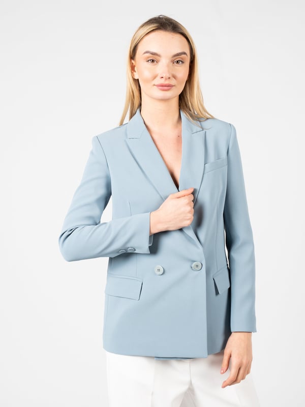 El corte simple de esta chaqueta es sinónimo de elegancia y estilo atemporal, que se integra perfectamente en cualquier look, tanto formal como menos oficial.
La construcción de doble pecho de la chaqueta añade un carácter clásico y es la elección perfecta para aquellas personas que valoran los cortes tradicionales con un giro moderno.
Abrochada con un botón logotipado, esta chaqueta no solo se convierte en un elemento funcional del armario, sino también en un refinado acento que destaca la marca y calidad del producto.
Con costuras modeladoras que visualmente estilizan la silueta y agregan estructura, resaltando los atributos de la figura de quien la lleva.
Con forro, lo que proporciona comodidad adicional al usarla y un suave ajuste del tejido en el cuerpo, lo cual es esencial para mantener una apariencia elegante.
En los costados, dos bolsillos no solo son un agregado práctico, sino también un sutil elemento decorativo, añadiendo funcionalidad a la chaqueta.
Hecha de tela de alta calidad, lo que garantiza durabilidad y resistencia, así como permite mantener una presentación impecable por mucho tiempo.
Producida en Italia, lo que garantiza la artesanía y atención en cada detalle, incluso el más pequeño, característico de los productos italianos.