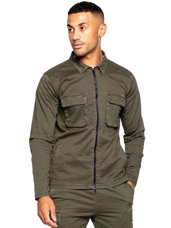 "La chaqueta sobrecamisa cargo Enzo presenta un diseño de manga larga con cremallera y cuello con cuello para una apariencia clásica. Con dos bolsillos cargo planos delanteros y dos bolsillos ribeteados laterales, tendrás amplio espacio de almacenamiento para todos tus elementos esenciales. Los adornos en las mangas y el dobladillo añaden un toque de detalle a esta prenda versátil.