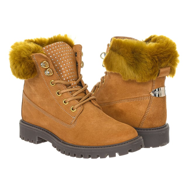 Botines planos.
Color Marrón
Puntera redonda.
Inserción metálica con el nombre de la marca en parte trasera.
Cierre de cordones en frontal.
Efecto terciopelo.
Pelo sintético en caña.
Plantilla de piel personalizada por la marca.
Suela personalizada por la marca.
Costuras vistas a tono.

Medidas:  Tacón: 3 cm.

Composición:  Exterior: Piel; Interior: Piel; Suela: Sintético

Limpiar con un paño húmedo.