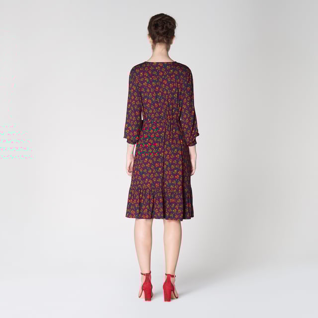 Jersey pieces are so comfortable, and our Carina dress takes on super-soft jersey in one of our favourite spring prints; the vintage archive poppy print. Crafted in Portugal from navy blue jersey with red poppies, it has a round neck, long sleeves with elegant cuffs, a drawstring waist and a knee-length skirt with a ruffled hemline. Wear it with a simple pair of trainers for a chic and casual everyday look.