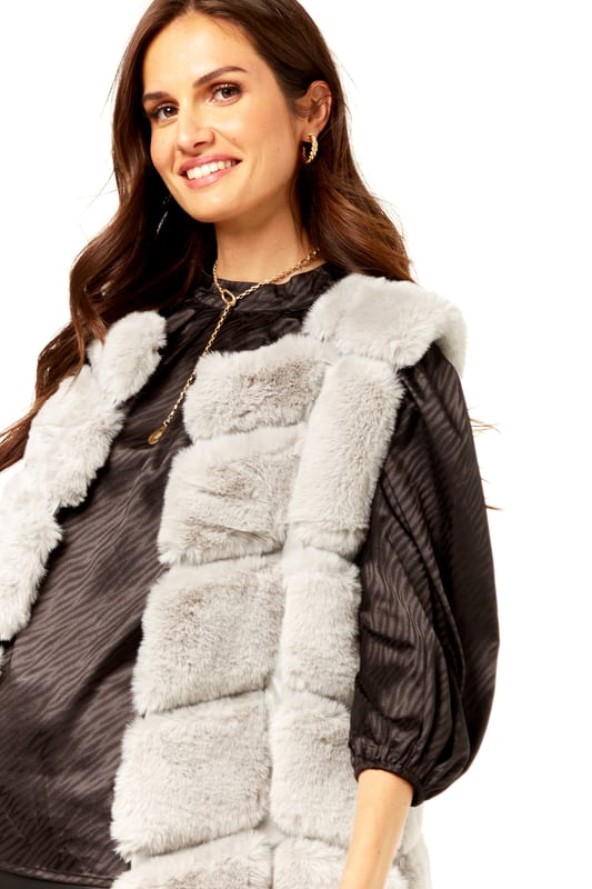 Esta vez el chaleco es imprescindible y este estilo nos encanta. Con un chaleco tipo chaleco de piel sintética con corte tipo caja, estilo sin mangas y cierre de gancho/ojo, combínalo con jeans y una camiseta para lograr un look que nos encanta esta temporada.