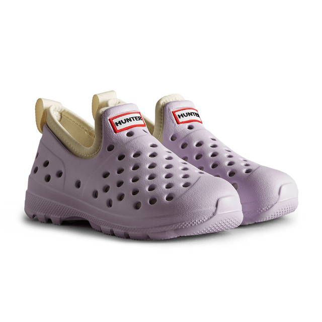 Protect feet on the beach with the Little Kids Water Shoe. Crafted with an ultra-lightweight and flexible EVA outsole, these kids water shoes feature a removable cushioning Airprene bootie that makes them comfier for longer and can be removed for fast drying after splashing around.