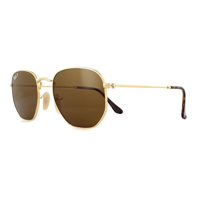 Ray-Ban Zonnebril Hexagonal 3548N 001/57 Goudbruin gepolariseerd 51 mm zijn een zeer uniek zeshoekig gevormd frame en beschikken over de nieuwste platte kristallen lenzen voor een bijgewerkte versie van de klassieke metalen ronde zonnebril. Super dunne tempels en gedecineerd profiel aan het frame afwerking de moderne modieuze look.