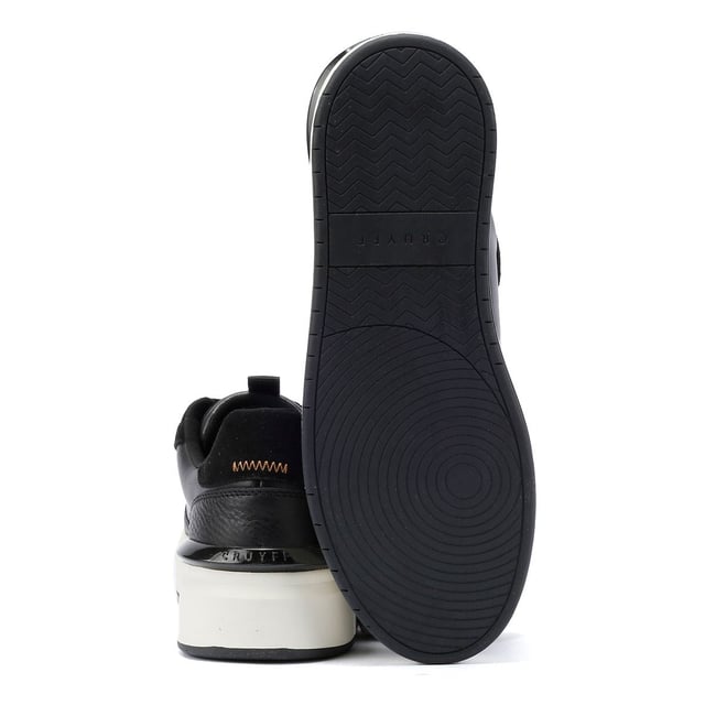 Diese Sneakers kombinieren weiches Leder, geprägtes Leder und Wildledereinsätze für ein hochwertiges Aussehen und Gefühl. Sie verfügen über eine tonale Schnürung und eine Zuglasche an der Zunge für einfaches Anziehen, während die herausnehmbare EVA-Einlegesohle unter den Füßen gepolsterten Komfort bietet. Auf einer dicken Gummicupsohle gesetzt, sind diese Sneakers mit perforierten Zehendetails und der charakteristischen Cruyff-Markierung versehen, die sowohl Stil als auch Qualität liefern.