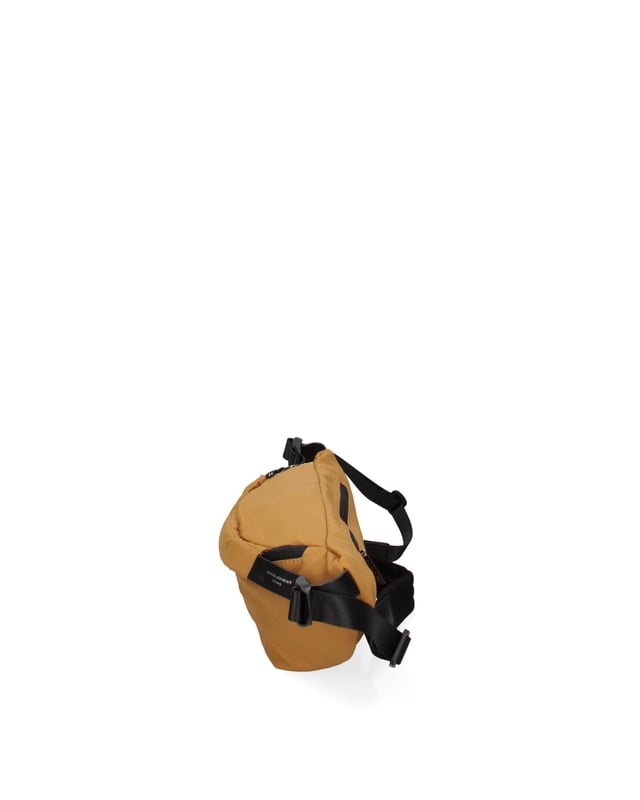 Riñonera unisex. El cierre es con cremallera. Los bolsillos internos son uno con cremallera y otro abierto. Los bolsillos externos son uno en la espalda con cremallera. La bandolera es ajustable en tela. Falta el mango. Hay un compartimento interno. El material exterior es nailon y ecopiel. Internamente está forrado en poliéster. Medidas: 21x18x8 cm. Producto de moda