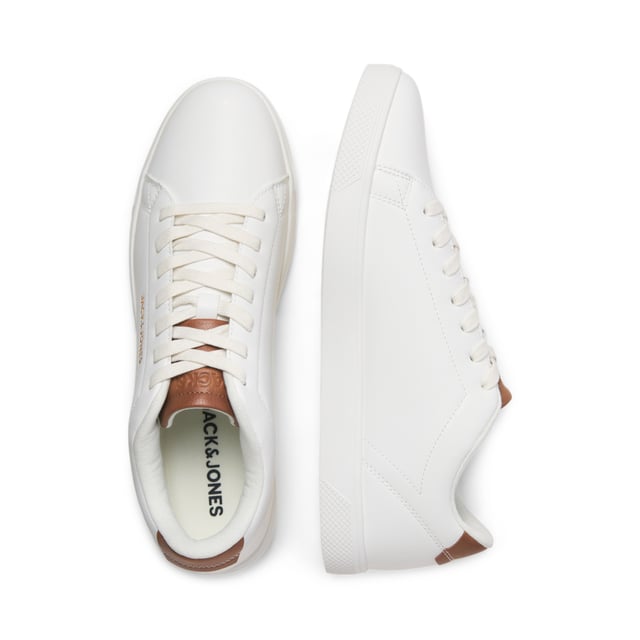 Zapatillas deportivas para hombre de la marca Jack & Jones. El zapato está hecho de cuero sintético de alta calidad.  Marca: Jack & JonesNombre del modelo: BossCategoría: zapatos para hombreMateriales: piel sintéticaColor: blanco, coñac.