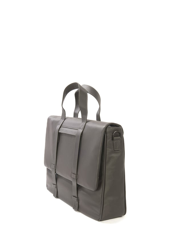 Unisex-Handtasche mit Schnappverschluss. zwei offene Innentaschen. fehlende Außentaschen. verstellbarer und abnehmbarer Schultergurt aus Leder. im Ledergriff. ein Innenfach.  Außenmaterial: Innenmaterial: Polyester. Maße: 41x26,5x11 cm. Modeprodukt