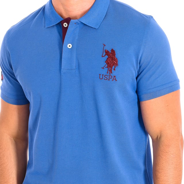 Short Sleeve Polo US Polo Assn.
 Color blue
 Ideal to complete a casual and modern look.
 Contrasting lapel collar.
 Medium button closure on the front.
 Ribbed sleeves and neckline.
 Embroidered logo on the front.
 Seams seen in tone.

 Composition: 100% Cotton.

 - Wash maximum at 30ºC.
 - Iron at medium temperature, max. 110ºC.
 - It does not allow the use of a dryer.
 - Do not bleach.
 - Does not admit dry cleaning.
 Composition: 100% cotton.
 Care:
- Wash maximum at 30ºC.
 - Iron at medium temperature, max. 110ºC.
 - It is not allowed to use a dryer.
 - Do not use bleach.
 - Does not support dry cleaning.