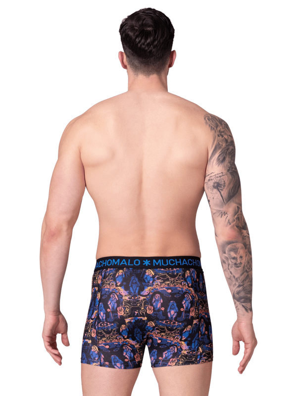 Die Boxershorts/Unterhosen von Muchachomalo sitzen wie angegossen und sind aus hochwertiger Baumwolle gefertigt. Ein weicher, elastischer Bund mit Logo aus Mikrofaserstoff sorgt für zusätzlichen Komfort.  Spezifikationen • 2 Stück • Normale Passform • Flache Nähte für zusätzlichen Komfort • Weicher Bund mit Muchachomalo-Logo  Wartung • Bei 30 Grad waschen • Nicht im Trockner trocknen • Bei mittlerer Hitze bügeln (2 Punkte)  Warum Muchachomalo? Muchachomalo arbeitet nur mit Fabriken zusammen, die BSCI- und OEKO-TEX-zertifiziert sind. Ziel dieser Fabriken ist es, die Arbeitsbedingungen kontinuierlich zu verbessern. Sie kämpfen für das Recht, eine Gewerkschaft zu gründen, für sichere Arbeitsbedingungen und sind gegen Zwangs- und Kinderarbeit. Sie ermöglichen es Verbrauchern und Unternehmen außerdem, verantwortungsvolle Entscheidungen zu treffen, die unseren Planeten für zukünftige Generationen schützen.