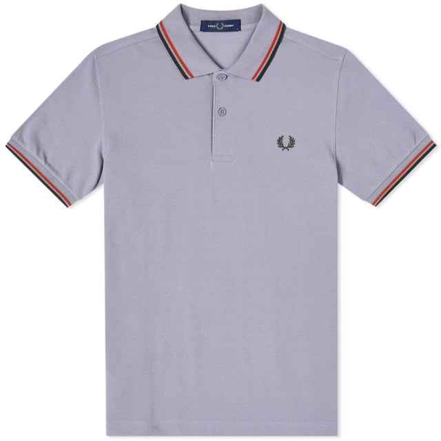 Fred Perry Twin Tipped M3600 115 Graues Poloshirt. Fred Perry Graues Poloshirt. Logo auf der Brust. Knopfverschluss im Nacken. Stil: M3600 115. 100% Baumwolle