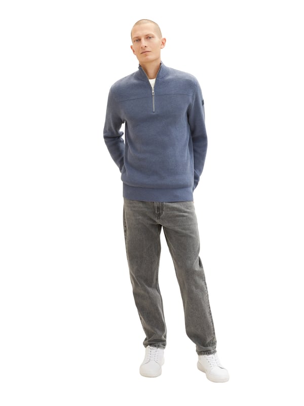 Dieser Tom Tailor Troyer-Pullover für Herren ist ein echter Hingucker. Aus hochwertigen Materialien gefertigt, ist er äußerst angenehm zu tragen. Er hat lange Ärmel und einen Stehkragen, der durch die Strickrichtung abgesetzt ist. Der Troyerkragen verleiht dem Pullover einen eleganten und doch lässigen Look. Er hat einen halben Reißverschluss, der das An- und Ausziehen erleichtert. Auf dem oberen Ärmel befindet sich ein Logo-Badge, das die Marke Tom Tailor repräsentiert und Ihre Persönlichkeit unterstreicht. Das Besondere an dieser Strickjacke ist die horizontale Struktur im oberen Drittel, die dem Strickpulli einen interessanten und dynamischen Charakter verleiht. Die unteren zwei Drittel sind ohne Struktur vertikal gestrickt und heben sich gut ab. Bündchen und Saum sind gerippt und sorgen für einen perfekten Sitz. Eine normale Passform, die sich jeder Körperform anpasst. Dieser Strickpulli ist in verschiedenen Farben und Größen erhältlich und kann zu jedem Anlass getragen werden. Ob mit Hemd, T-Shirt oder Jeans kombiniert, dieser Troyer ist ein echter Allrounder. Bestellen Sie jetzt und überzeugen Sie sich von seiner Qualität und seinem Stil.