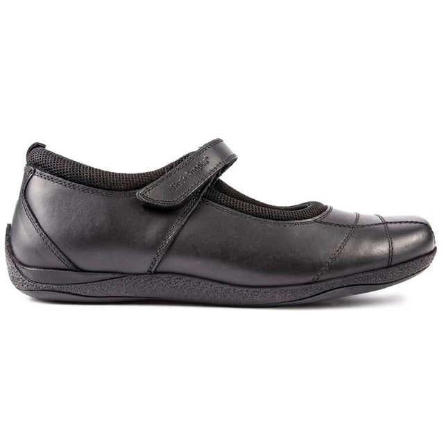 Si los zapatos escolares necesitan funcionar y verse bien. prueba lo elegante. pero elegante y cómoda Hush Puppies Clara. Estas bailarinas con tiras negras. al estilo Mary Jane. cuentan con una plantilla microfresh. cuello acolchado y cierre de gancho y bucle y una parte superior fabricada en cuero de alta calidad.