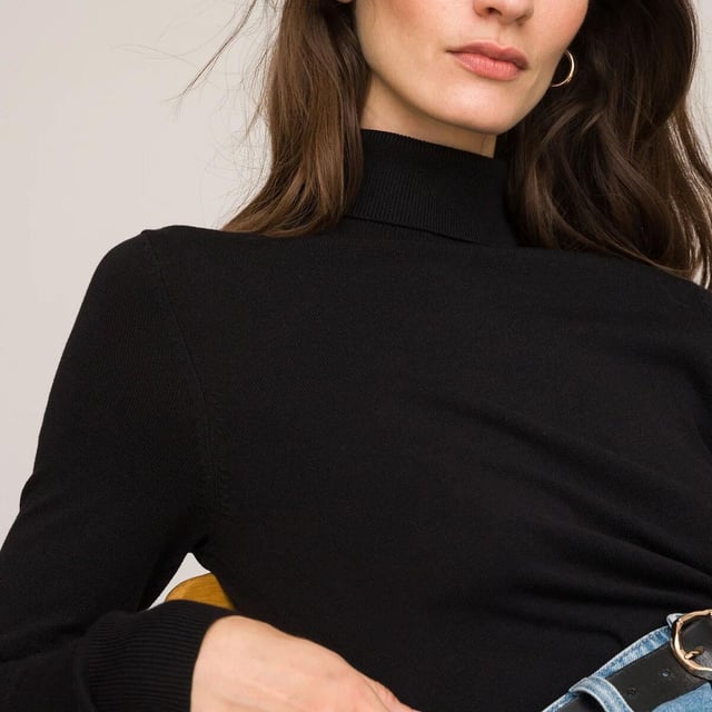 Layer up on chilly days in this cosy knitted jumper. It's made in a regular fit for all-day comfort and features a snug roll neck. Ribbed trims on the long sleeves and at the hem provide a neat finishing touch
Fit: Semi Fitted, Sizing: As expected
