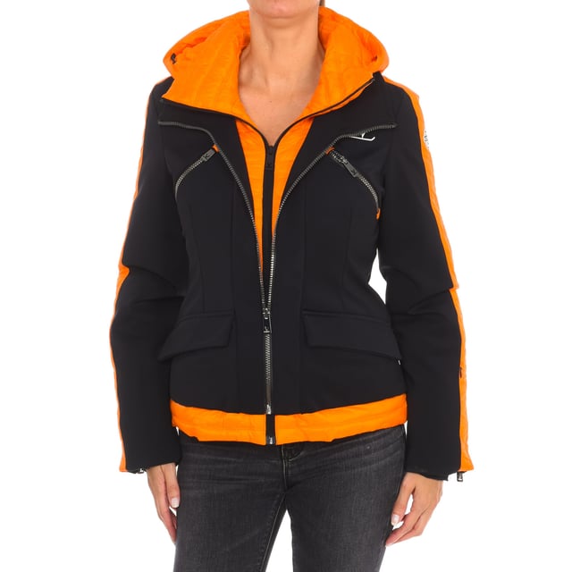 Ski jacket Vuarnet.
 High collar with hood.
 Double zipper closure.
 Two pockets with zipper closure on upper sides.
 Two pockets with zipper closure and buttons on the lower sides.
 One internal zipper pocket.
 Zipper cuffs.
 Brand insignia on the upper side.
 Brand print on the sleeve.
 Seams seen in tone.
 Composition: 82% Polyamide, 18% Elastane
 Care:
Wash at maximum temperature 30º.
 Iron at low temperature.
 Dry at low temperature.
 Do not use bleach.
 Do not dry clean.