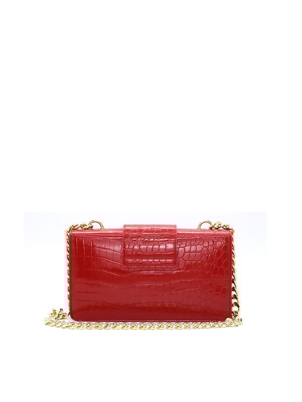 Bolso bandolera para mujer. El cierre es con botón magnético. Hay dos bolsillos internos con cremalleras. Los bolsillos externos están ausentes. La bandolera es de cadena. Falta el mango. Hay dos compartimentos internos. El material exterior es ecopiel. Internamente está forrado en poliéster. Medidas: 26,5x16,5x8 cm. Producto de moda