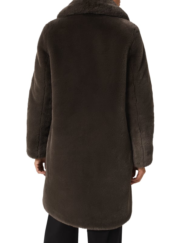 Wrap yourself in luxury with the Gabby Faux Fur Coat, featuring a sleek design that combines comfort and elegance for your casual outings and special events alike.