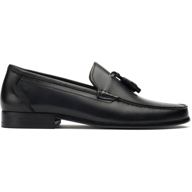 Consiente a tus pies con un lujo suntuoso y elegante con el exclusivo mocasín con borlas SOLE. La elegante parte superior de cuero y el detalle de borlas definen el estilo clásico, mientras que la elegante suela, el forro de cuero y la plantilla de cuero garantizan una comodidad transpirable durante todo el día. Una opción sencilla y sin esfuerzo tanto para ocasiones informales como elegantes, el mocasín con borlas SOLE es una incorporación impecable a tu guardarropa.