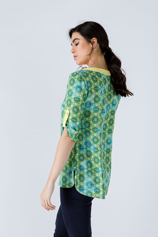 Print top in woven poplin fabric, 100% viscose. ? length sleeves. Round neckline with V opening underneath with a placket with 3 yellow plastic buttons. Yellow  georgette trim at the neckline and placket. Yellow woven georgette tab and yellow button on the sleeves for rolling up.  Rounded uneven hemline which is 6cm longer in the back. Slits at the sides. Our model is 172cm and is wearing size 36/S. Measurements for size 36 (in cm): Shoulder -39; Chest-48; Waist-50; Bottom-58; Sleeve length-35; Body length-67. Loose fit. 100%VISCOSE