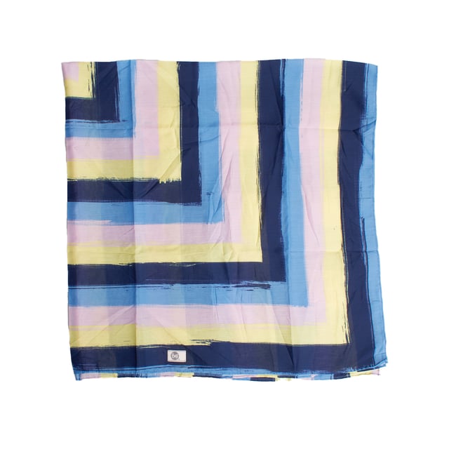 Buff Women's Foulard Type Scarf
 Made entirely of soft and lightweight polyester, designed to offer elegance, comfort and functionality for any occasion.

 This accessory combines style and practicality, being perfect to complete your looks with a sophisticated touch.

 Main features:

 - Made of high quality polyester, durable and soft to the touch.
 - Foulard-type design, light and fluid, perfect to enhance any outfit.
 - Breathable and quick-drying fabric, ideal for year-round use.
 - One size.
 - Versatile and easy to match, suitable for both decorative use and light neck and shoulder protection.
 - Available in a wide range of colors and prints that highlight the quality and characteristic design of Buff.

 A practical and elegant scarf, ideal for those looking for a comfortable and stylish accessory for everyday use.
 Measures: 110.5 X 111.5 cm
 Composition: 100% Polyester
 Care:
- Machine wash max. at 40ºC.
 - Avoid the use of fabric softeners.
 - Do not use bleach.
 - Do not use a dryer.
 - Iron at low temperatures.
