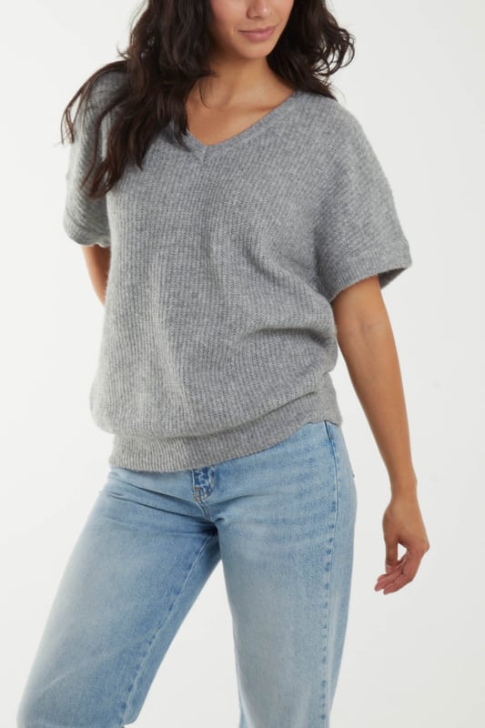 It's time to add a spin to your every day top, this knitted option is an easy wearing option for whatever you have planned! For the perfect day-to-day look team with ripped jeans and white trainers!