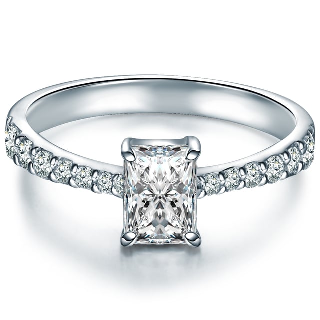 How about a solitary ring as a engagement ring? The origins of this classic go back to the noble jeweler Tiffany, who designed a narrow ring with a diamond in a recording in the 19th century. In this way, light rays can also fall into the stone and spark a special sparkle. With modern engagement rings, it no longer has to be a diamond: This creation of the 1934 manufactory in 1934 captivates with a large zirconia with a brilliant cut, flanked by a wreath of smaller jewelry stones. The ring rail made of 925 sterling silver is protected by rhodium line.