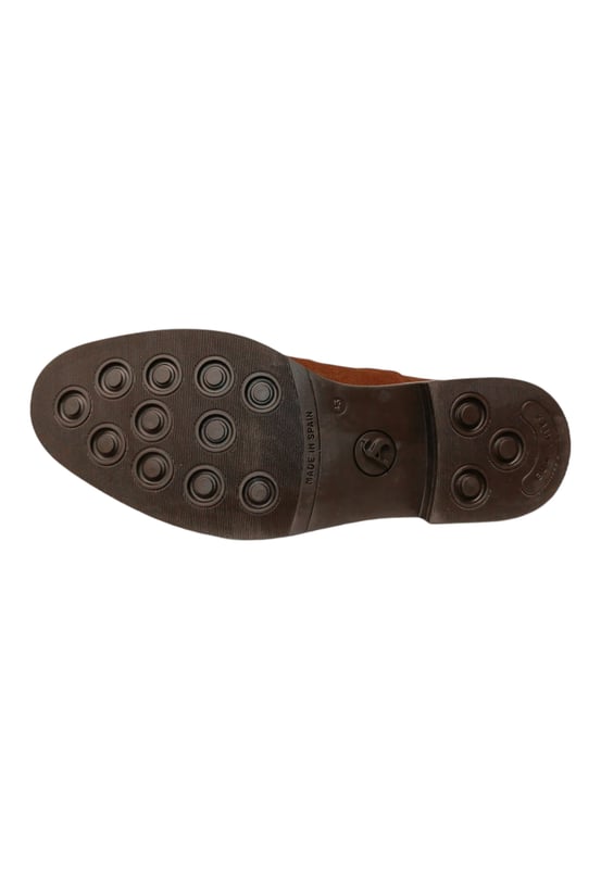 Zapato cerrado de caballero con cierre de cordones, detalles de costuras en su superficie de serraje y acabado en punta. Cuenta con una cómoda suela y ligero tacón.