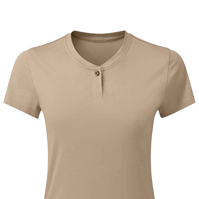 60% Cotton, 40% Recycled Polyester. Fabric: Soft Touch. Design: Plain. Neckline: Buttoned. Fit: Modern. Sleeve-Type: Short-Sleeved. 1 Button Placket, Branded Collar, Easy-Care, Twin Needle Stitching. 160gsm. Sustainability: Sustainable Materials.