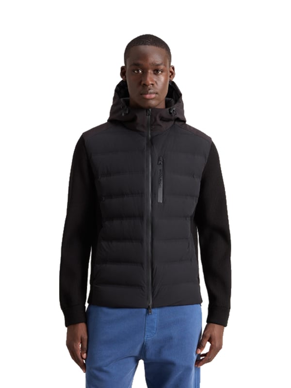 Dit gewatteerde herenjack combineert moderne elegantie met functionele details. De slanke pasvorm benadrukt het silhouet, terwijl de hoogsluitende capuchon met trekkoord optimale bescherming biedt tegen weer en wind. Een tweewegritssluiting zorgt voor flexibele draagopties. Zijzakken met ritssluiting en een praktische borstzak bieden veilige opbergruimte voor je benodigdheden. De binnenzak met rits biedt extra bescherming voor je waardevolle spullen. De geribde mouwen en zijstukken bieden extra bewegingsvrijheid, terwijl de capuchon en het achterste schoudergedeelte van softshell-materiaal extra comfort en bescherming bieden. Deze jas is warm gevoerd en water- en windafstotend, ideaal voor koude dagen. Hij is gemaakt van hoogwaardige materialen en garandeert een hoog niveau van comfort en duurzaamheid. Perfect voor de stijlbewuste man die er goed uit wil zien, ongeacht het weer.