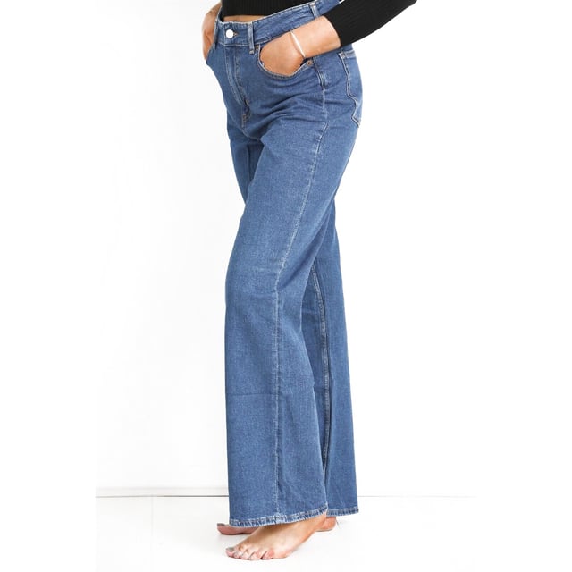 EX H&M Womens Denim Bootcut Jeans, Regular Fit, Denim Blue, High Rise Jeans Features 5 Pocket Design, Zip Fly Fastening. 98% Cotton 2% Elastane. Machine Washable.